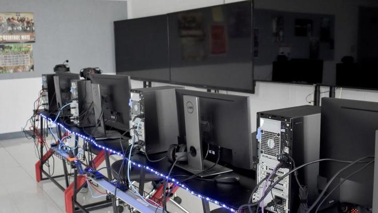 365英国上市杜波依斯分校电子竞技室的一些设备将在即将到来的校园电子游戏日期间使用.